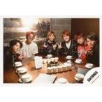 中古生写真(ジャニーズ) SixTONES/集合(6人)/横型・バストアップ・テーブル・食器・ジェシー左手親指立て/海外(台湾)オフショット/公式生写真