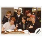 中古生写真(ジャニーズ) SixTONES/集合(6人)/横型・バストアップ・森本左手ピース・京本と田中右手親指立て・テーブル・食器/海外(台湾)オフシ