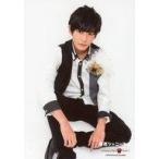中古生写真(ジャニーズ) 関西ジャニーズJr./長尾謙杜/全身・衣装黒.白・座り・両手下/「関西ジャニーズJr. Conc
