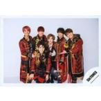 中古生写真(ジャニーズ) SixTONES/集合（6人）/横型・膝上・衣装赤.黒.金・森本左手パー・笑顔・背景白/Johnnys’ ISLAND ST
