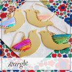Yahoo! Yahoo!ショッピング(ヤフー ショッピング)gargle/ガーグル colorful bird ピアス プレート作られた鳥にカラフルな糸で羽が表現されていますメール便可能 鳥 トリ バード アクセサリー