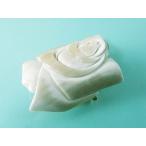 Yahoo! Yahoo!ショッピング(ヤフー ショッピング)白水牛 薔薇 彫ブローチ（のし等ギフト対応無料 ）縦80×横80ミリ  ペンダントにもなる ２WAY 落下防止シリコン付 角の丸みを活かした ばらの花 アンティーク