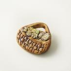 保管品 2017年 小菅幸子さん バスケットのブローチ ‖ブラウン 作家作品 モチーフ 小物【2400014872521】