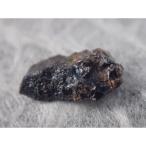 イットロクラサイト(Yttrocrasite-Y)イットロベタフォ石(Yttrobetafite-Y) Arendal, Aust-Agder, Norway 産　寸法　：　8.9X4.6X2.0mm/0.80cts