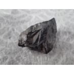 コルンブ石(Ferroclumbite) (FeMnNb?O?） Iveland,Aust-Agder, Norway 産　寸法　：　27.5X21.1X13.7mm/17.5g　コレクションケース付