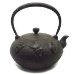 ショッピング南部鉄瓶 南部鉄器 布団形 鉄瓶 能面 狂言面 御面 武悪 般若 女面 口下在印 蕾摘 煎茶道具 茶道具