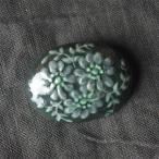 陶器のブローチ【マーガレット / ブラック】 益子焼 花柄 花模様 手描き 黒 楕円 ナチュラル ギフト わかさま陶芸