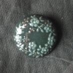 陶器のブローチ【のばら / ブラック】 益子焼 焼きもの 花柄 花模様 手描き 手作り 黒 ナチュラル かわいい ギフト わかさま陶芸