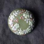 陶器のブローチ【のばら / モスグリーン】 益子焼 焼きもの 花柄 花模様 手描き 緑 ナチュラル かわいい ギフト わかさま陶芸