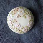 陶器のブローチ【のばら / ホワイト】 益子焼 花柄 花模様 手描き アイボリー バッジ アクセサリー ナチュラル かわいい ギフト わかさま陶芸