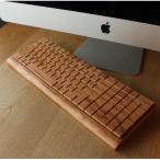 無機質なパソコン周りに温もりをプラスする木製キーボード