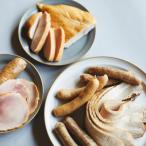 桜のチップで燻製したソーセージ スモークチキン