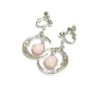 月に抱かれるピンクオパールのイヤリング