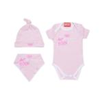 ショッピングディーゼル 出産祝い DIESEL（ディーゼル）Baby ワンポイントブランドロゴロンパーススタイキャップ3点セット