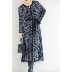 ワンピース （黒）伸びやかに揺らめくスカーフ柄ロングワンピース（リボンベルト付き）