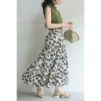 スカート モノトーンの花柄ティアードロングスカート