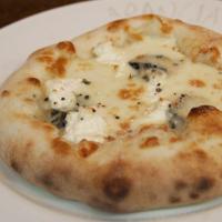 ミニピッツァクワトロフォルマッジ（ゴルゴンゾーラ、モッツァレラ、ペコリーノ、リコッタの4種類のチーズのふわもっちりピザ1人用）（冷凍便/送料別） 