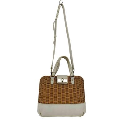 【極美品】kate spade ケイトスペード　かごバッグ　ポンポン　夏 ケイト・スペード23年夏バッグ、貝殻のクロスボディ＆“珊瑚の刺繍入り