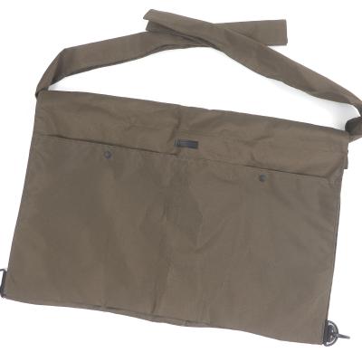 極美品□ISSEY MIYAKE MEN イッセイミヤケ メン ME81-AG550-65 KASAYA 2WAY ショルダーバッグ 袈裟バッグ カーキ 日本製 定価35000円 極美品□ISSEY MIYAKE MEN イッセイミヤケ メン ME81-AG550-65 KASAYA