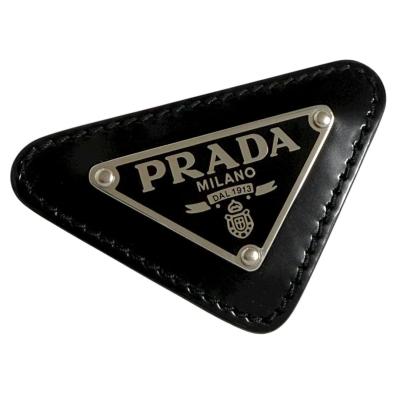 ◻️新品同様◻️PRADA ブローチ スクエア型 プラダ ピンバッジ　希少 PRADA 入手困難 ブローチ 希少 PRADA ブローチ 青 スクエア型 プラダ