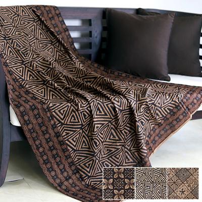 インドネシア　ジャガードシルク手描きバティック　レッド　グリーン 手描きのチレボン バティック！メガムンドゥン（レッド