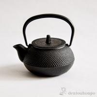 岩鋳 南部鉄器 鉄瓶兼用急須 新アラレ 直火用 3型 320ml 茶こし付き ( 岩鋳 退職祝い 定年 南部鉄器 急須兼用 日本製 鉄瓶 茶こし付き 南部鉄器 結婚 出産 )