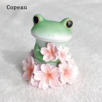 コポー カエル カエルの置物 かえる 雑貨 コポーカエル カエル コポーシリーズ copeau グッズ マスコット 桜に囲まれるカエル 春 ミニガーデン | DRAWER PLUS