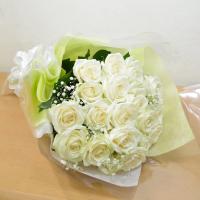 白バラ 本数指定で白いバラの花束 生花 １本 価格 販売 白いバラ 花とグリーンギフト三本松フラワー 通販 Yahoo ショッピング