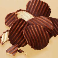 ロイズ ポテトチップチョコレート[マイルドビター] 母の日 父の日 ギフト チョコ かわいい お菓子 プレゼント 引越し 挨拶 退職 お礼 | 北海道新発見ファクトリー