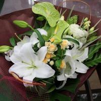 カサブランカメインの花束　生花店のおまかせ花束　お誕生日　お祝い　プレゼント　ギフトに　送料無料 