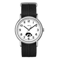 Timex ユニ ウィークエンダー 38mm 腕時計 アイオワホークアイズ スリップスルーシングルレイヤーストラップ, ブラック | インタートレーディング