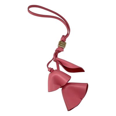 miu miu（ミュウミュウ） レザー フラワーチャーム レザートリック