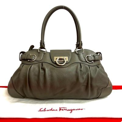 g（FERRAGAMO／レディースハンドバッグ）（色：グレー系）｜バッグ