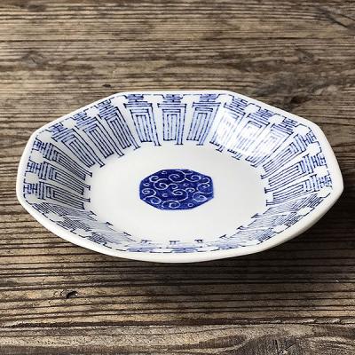 青色と白色の花柄八角形皿2枚セット 青色と白色の花柄八角形皿2枚セット