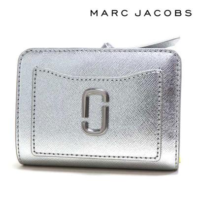 【美品】　MARC JACOBS マークジェイコブス　財布　シルバー　ラメ 新作 【MARC JACOBS】2つ折り財布 シルバー - メルカリ
