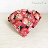 【ジューシーいちご柄】まじめな首輪・目立つバンダナ風／選べるアジャスター 猫首輪　安全　セーフティ