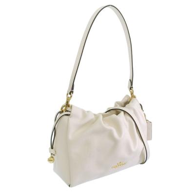 COACH レディースショルダーバッグ（色：ベージュ系）｜バッグ