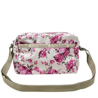 【新品】レスポートサック　ポーチ付ショルダーバッグ大きめ　フラワー柄ピンク lesportsac レスポートサック（柄：花柄、フラワー）のおすすめ人気