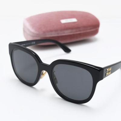 miu miu サングラス 黒 ベルベットケース付き Miu Miu ブラック サングラス キャットアイ Miu Miu cat-eye