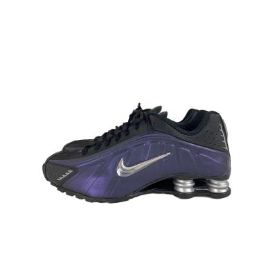 NIKE shox R4（メンズシューズ、紳士靴）（色：ブラック系