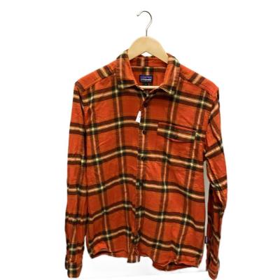 patagonia メンズシャツ、カジュアルシャツ（色：オレンジ系
