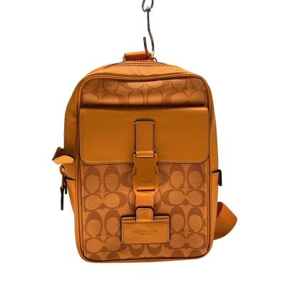 COACH メンズショルダーバッグ（色：オレンジ系）｜バッグ