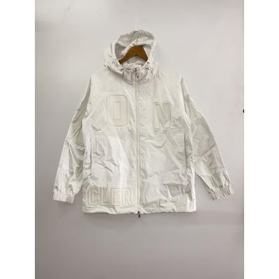 美品　MONCLER フード付きホワイトジャケット　ブルゾン　マウンテンパーカー cloudshoe_ml-1a00057