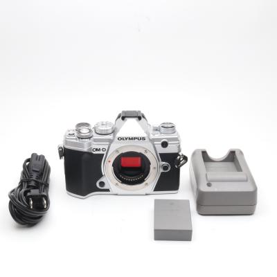 デジタル一眼レフカメラ（色：シルバー系）｜デジタル一眼カメラ