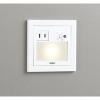 OB255031P1 LEDフットライト 明暗センサ付 非調光 電球色 コンセント付 オーデリック 照明器具 内玄関・廊下向け | タカラShop Yahoo!店