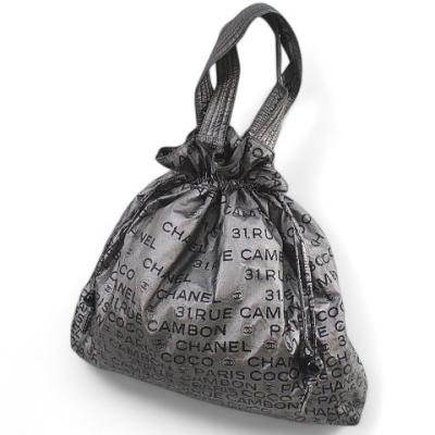 CHANEL 巾着バッグ　黒　白 ロゴ入り 内側総柄 CHANEL 巾着バッグ 黒×白 ロゴ入り 内側総柄 CHANEL SALE