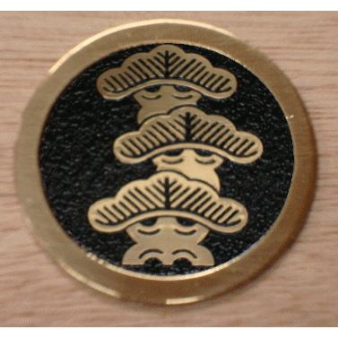 特注 家紋 丸に右三階松 ゴールドラメチップ 金属製 特注 家紋 丸に右三階松 ゴールドラメチップ 金属製