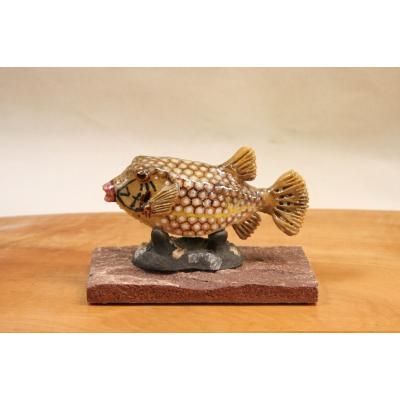 彫刻 魚の工芸品 旧家蔵出し品 骨細工 印籠 花にトンボ 浮き彫り 彫刻 薬