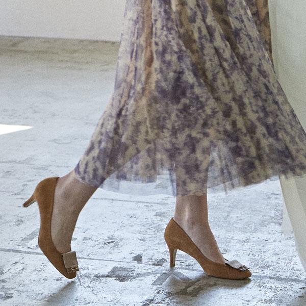 スクエアモチーフパンプス