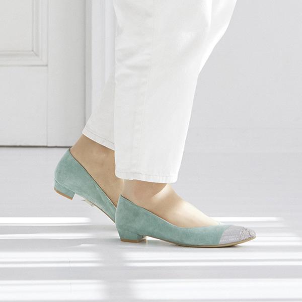 アシメトリーカットパンプス